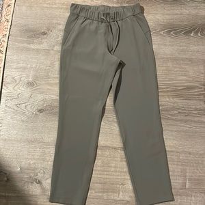 Lululemon on the fly 7/8 pants woven - size 4